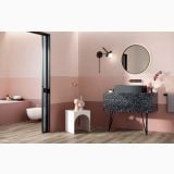 Faianta Abk Paprika 60x120 cm – ambient baie, baie roz cu oglinda rotunda si mobilier negru, pe perete