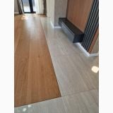 Parchet Stratificat Venifloor Golden Oak Luxury mat 21x 244,5 cm – ambient living, parchet lemn imbinat cu gresie mare bej lucioasa, pe pardoseala