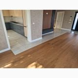 Parchet Stratificat Venifloor Golden Oak Luxury mat 21x 244,5 cm – ambient living, living conectat cu bucatarie, parchet maro langa gresie deschisa, pe pardoseala