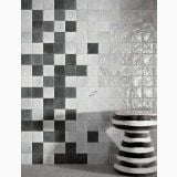 Faianta ABK Poetry Colors Pearl Lucios 10x10 cm – ambient living, perete faianta patrata gri alb negru cu taburet dungat