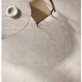 Gresie Bergstone Pearl 90x90 cm – ambient living, pardoseala gresie gri deschis cu masa sticla si scaun ratan