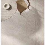 Gresie Bergstone Pearl Antislip 60x60 cm – ambient living, vedere de sus pardoseala gri cu masa si scaun