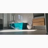 Cada Freestanding Pearly Green 170x80 cm – ambient baie, baie moderna cu cada turcoaz si perete marmura, pe pardoseala
