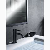Baterie Lavoar Paffoni Light Finisaj Negru Mat – ambient baie, baterie neagra pe lavoar alb, perete gri texturat