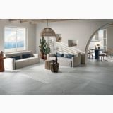 Gresie Poetry Stone Piase Ash 60x60 cm – ambient living, living mediteranean cu canapele gri, cactusi si vedere la mare, pe pardoseala