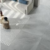 Gresie Poetry Stone Piase Ash 60x60 cm – ambient living, living cu canapea gri si covor decorativ imprimat, pe pardoseala