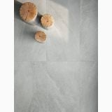 Gresie Poetry Stone Piase Ash Antislip 60x120 cm – ambient, pardoseala gri antracit cu trei butuci lemn decorativi