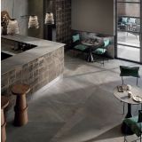 Gresie Poetry Stone Piase Mud 120x120 cm – ambient comercial, spatiu comercial elegant cu masute, scaune verzi si bar, pe pardoseala