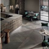 Gresie Poetry Stone Piase Mud 60x120 cm – ambient comercial, spatiu comercial cu bar, mese si scaune verzi, pe pardoseala