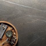 Gresie Poetry Stone Piase Mud Antislip 60x120 cm – detaliu, suprafata texturata gri antracit cu tava lemn si aperitive