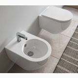 Vas Bideu Suspendat Hidra Tour 35.5x52x34.5 h cm – ambient baie, bideu si vas wc suspendate, gresie bej, covor grafic, pe pardoseala si perete