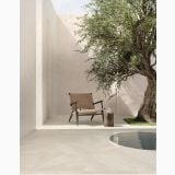 Gresie Exterior Piemme Artdesia Ivory 60x60x2 cm Antiderapanta – ambient terasa, terasa exterioara cu piscina, fotoliu rattan si maslin, pe pardoseala