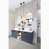 Gresie Piemme Venetian Marble Rainbow 60x120 cm Mat – ambient baie, baie moderna cu vanitare albastre si oglinzi hexagonale, pe pardoseala