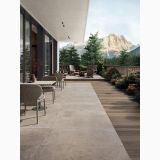 Gresie Poetry Stone Pirenei Ecru 60x120 cm – ambient terasa, terasa moderna cu mobilier rachita, vedere spre munte, pe pardoseala