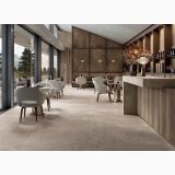 Gresie Poetry Stone Pirenei Ecru 60x120 cm – ambient comercial, restaurant elegant cu scaune tapitate si bar lemn, pe pardoseala