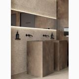 Gresie Poetry Stone Pirenei Ecru 60x120 cm – ambient baie, grup sanitar comercial cu blaturi maro si perete texturat