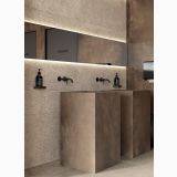 Gresie Poetry Stone Pirenei Ecru 120x120 cm – ambient baie, baie comerciala moderna cu lavoare suspendate si perete texturat