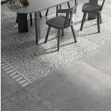 Gresie Poetry Stone Pirenei Grey 60x60 cm – ambient living, pardoseala gresie cu motiv terrazzo, masa si scaune