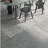 Gresie Poetry Stone Pirenei Grey 120x120 cm – ambient terasa, masa scaune gri pe gresie cu model pietricele, pe pardoseala