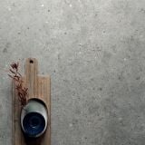Gresie Poetry Stone Pirenei Grey 120x280 cm – ambient, tocator lemn cu bol albastru pe gresie gri, pe pardoseala