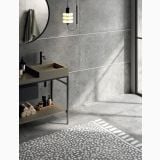 Gresie Poetry Stone Pirenei Grey Antislip 60x120 cm – ambient baie, baie moderna cu gresie gri si covor decorativ, pe pardoseala