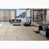 Gresie de exterior Metaline Plate Antislip Mat 60x60x2 cm – ambient terasa, terasa moderna cu piscina, canapele si vedere la munte, pe pardoseala