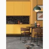 Gresie Play Drops Multiblack 20x20 cm – ambient bucatarie, bucatarie galbena cu pardoseala terrazzo si masa lemn