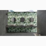 Gresie Limestone Dark Riga 60x120 cm – ambient baie, baie cu trei lavoare, perete tropical si pardoseala gri