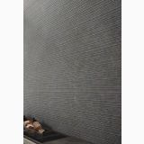 Gresie Limestone Dark Riga 60x120 cm – ambient living, perete striat gri cu lemne de foc