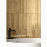Faianta tip Brick - Progetto PO 07 Canapa Brick 7.5x40 cm – ambient baie, perete auriu tip brick cu baterie neagra si cada