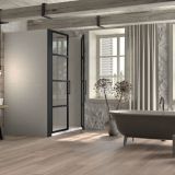 Gresie Imitatie Lemn Poetry Wood Ecru 20x120 cm – ambient baie, baie moderna cu cada freestanding si dus cu geam negru, pe pardoseala