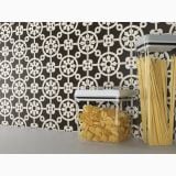 Gresie Decorata Paris Bercy Nero 20x20 cm – ambient bucatarie, perete decorat cu borcane pline de paste