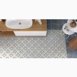 Gresie Decorata Paris-Bercy Blu-20x20 cm – ambient baie, baie cu blat lemn, chiuveta alba si gresie decorativa, pe pardoseala