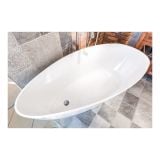 Cada Freestanding Praga 157x70 cm – ambient baie, cada ovala alba in baie cu gresie gri, pe pardoseala