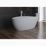Cada Freestanding Compozit Praga XL 170x77 cm – ambient baie, cada freestanding alba pe parchet, perete negru, pe pardoseala