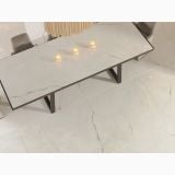 Gresie Portelanata HPM 20 Onice Bianco Mat 120x120 cm – ambient living, masa moderna cu lumanari pe pardoseala aspect marmura
