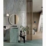 Lastra Gresie ABK Nuance Quarzite Fusion Soft mat satinat 120x280 cm – ambient baie, baie moderna cu chiuveta verde si oglinda rotunda, pe pardoseala si perete
