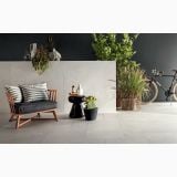 Gresie Quarry Quarzite Bianca Mat 60x120x0.6 cm – ambient terasa, canapea lemn, plante si bicicleta pe pardoseala gresie