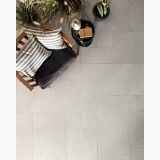 Gresie Quarry Quarzite Bianca Mat 60x120x0.6 cm – ambient terasa, canapea lemn cu perne dungate pe gresie gri, pe pardoseala