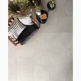 Gresie Quarry Quarzite Bianca 30x60x1.2 cm – ambient terasa, canapea din lemn cu perne dungate pe gresie, pe pardoseala
