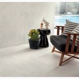 Gresie Quarry Quarzite Bianca 60x60x0.6 cm – ambient terasa, terasa cu fotoliu lemn, masuta neagra si piscina, pe pardoseala