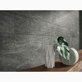 Gresie de exterior Stone Mix Quarzite Grey Antislip 60x60x2 cm – ambient, perete gresie gri texturat cu vaze si planta decorativa
