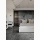 Gresie Stone Mix Quarzite Grey 30x60 cm – ambient dormitor, dormitor modern cu pardoseala si perete gresie gri