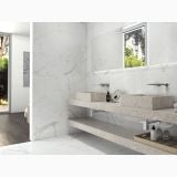 Gresie Portelanata Anima White Lucios 60X60 cm – ambient baie, baie moderna cu blat marmura si oglinda mare, pe pardoseala si perete