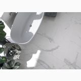 Gresie Portelanata Anima White Lucios 60X60 cm – ambient baie, baie moderna cu cada freestanding, gresie alba marmorata, pe pardoseala