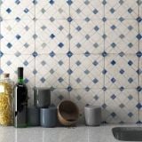 Gresie Decorata Corsano 20x20 cm – ambient bucatarie, perete faianta decorata cu sticle si cesti pe blat