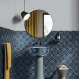 Faianta Decor ABK Refined 60x120 cm – ambient baie, baie moderna cu faianta decorativa albastra pe perete