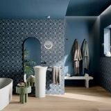 Faianta Decor ABK Refined 60x120 cm – ambient baie, baie albastra cu perete decorat, cada, lavoar alb