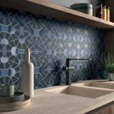 Faianta Decor ABK Refined 60x120 cm – ambient bucatarie, bucatarie cu blat piatra si perete decorativ albastru geometric