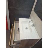 Set Mobilier Baie Suspendat Harmony Rovere Nodato L 80 cm – ambient baie, lavoar suspendat cu sertar deschis si baterie crom